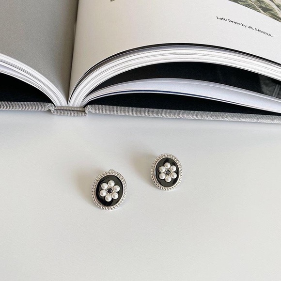 Flower earrings, flower studs, minimal studs earrings, black enamel studs - Picture 3 of 6